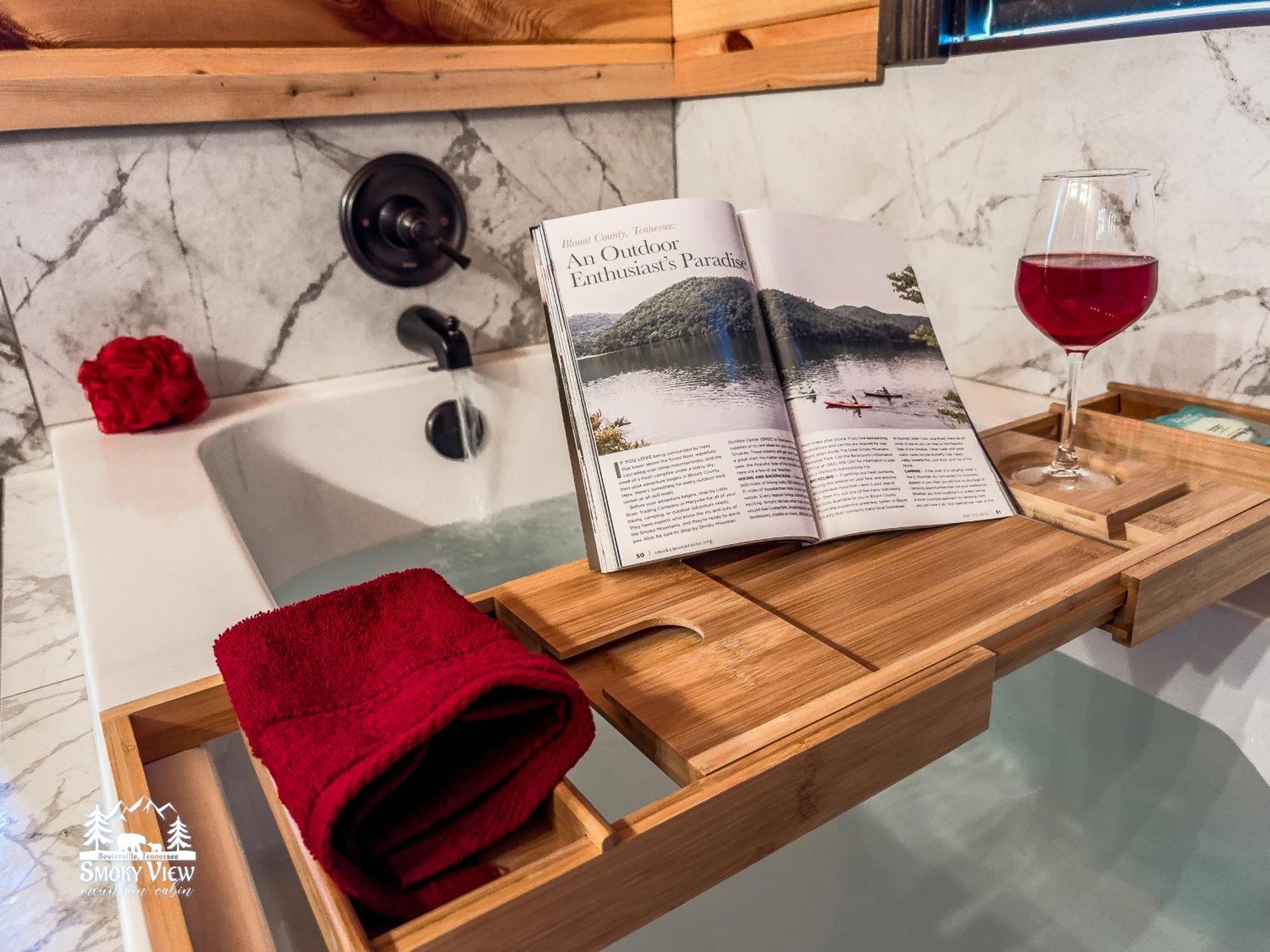 Luxurious 6 Bed 5 Bath Cabin With Privacy -4 Miles To Gatlinburg & Pidgeon Forge-Hot Tub-Fireplace-King Suits-Deck-Grill-Free Parking For 8 Vehicles-Firepit-Full Kitchen-"Smoky View Cabin" Total Relaxation סביירוויל מראה חיצוני תמונה