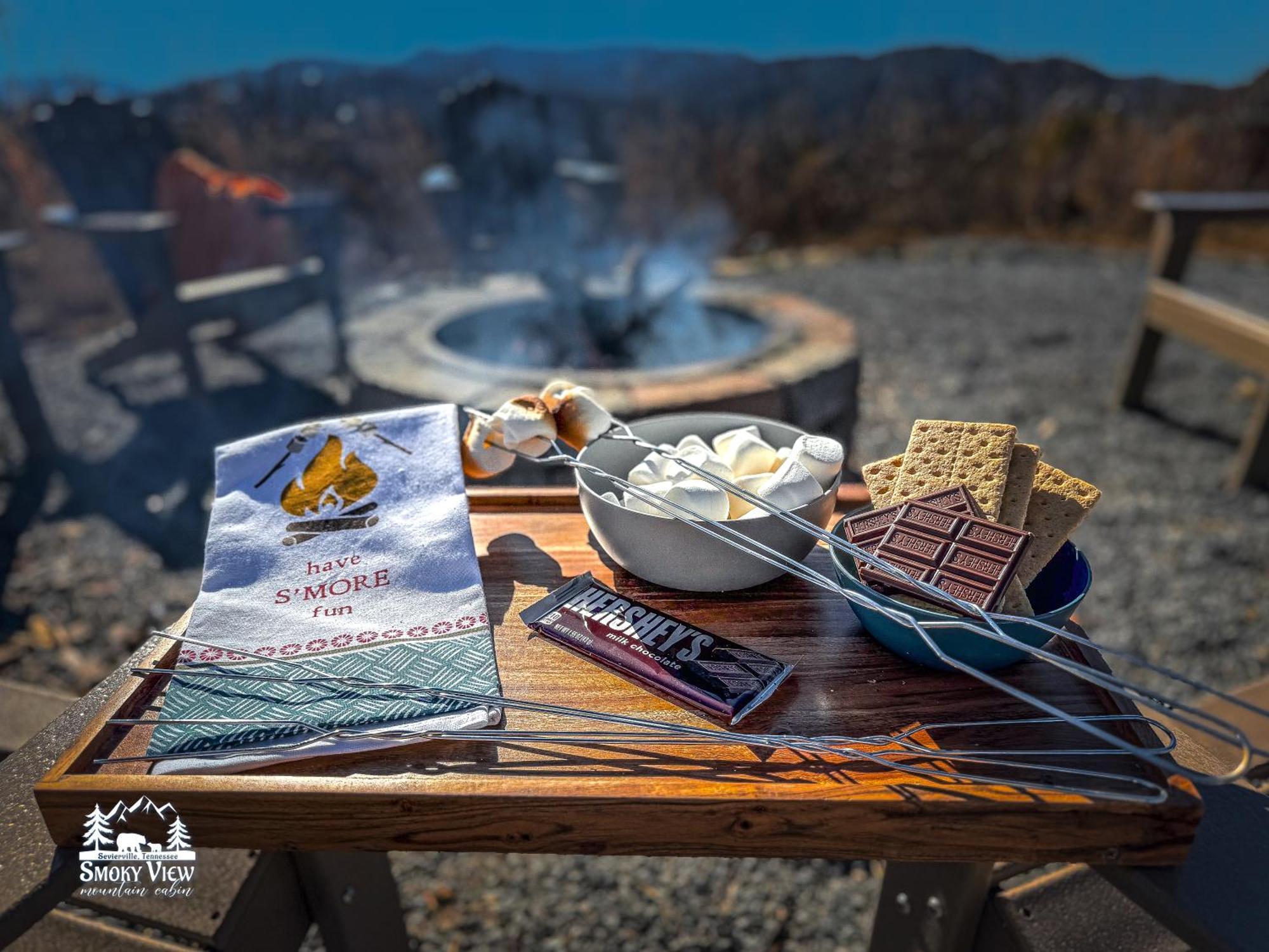 Luxurious 6 Bed 5 Bath Cabin With Privacy -4 Miles To Gatlinburg & Pidgeon Forge-Hot Tub-Fireplace-King Suits-Deck-Grill-Free Parking For 8 Vehicles-Firepit-Full Kitchen-"Smoky View Cabin" Total Relaxation סביירוויל מראה חיצוני תמונה